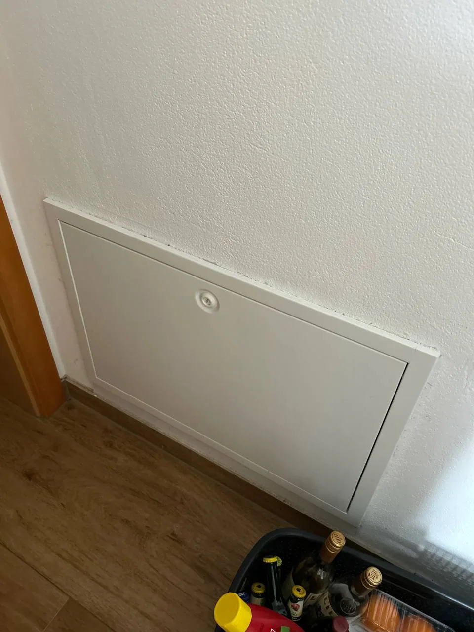 Installierte Split-Klimaanlage in einer Altbauwohnung
